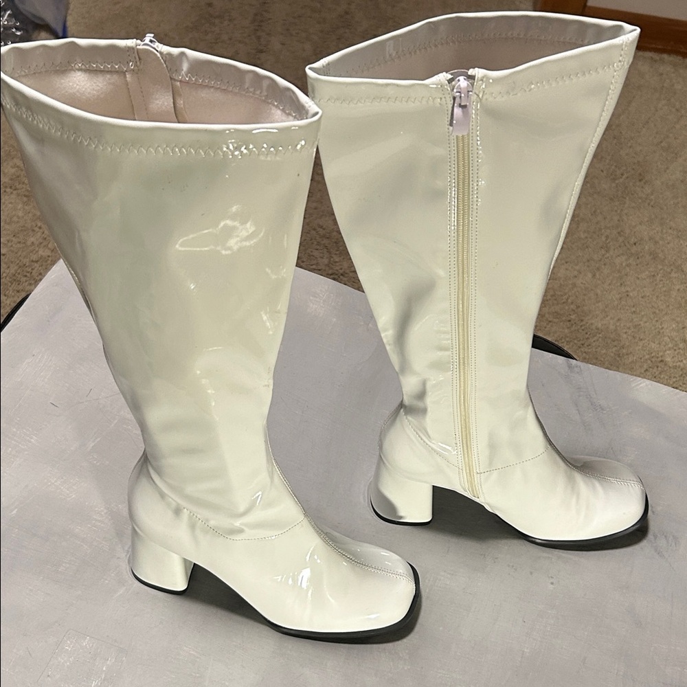 Sexy NWOT White Stretch Patent Leather Knee-High Heeled Go-Go Boots, Size 8 - Picture 3 of 13